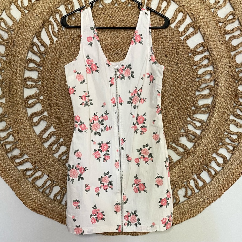 White Scoop Neck Sleeveless Mini Sundress